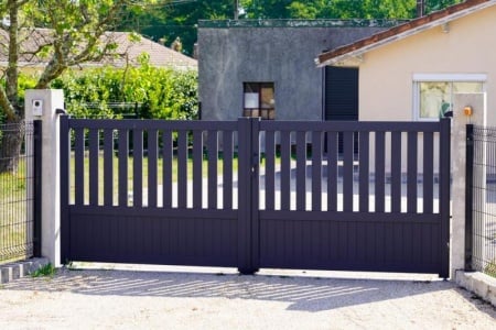 Portail en aluminium, pourquoi ce mat&eacute;riau s&eacute;duit de plus en plus ?
